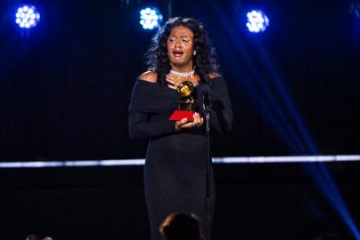 LAS VEGAS, NEVADA - NOVEMBER 17: Liniker accepts the Best MBP Album award for Indigo Borboleta Anil onstage during the Premiere Ceremony for The 23rd Annual Latin Grammy Awards on November 17, 2022 in Las Vegas, Nevada.   David Becker/Getty Images for The Latin Recording Academy/AFP (Photo by David Becker / GETTY IMAGES NORTH AMERICA / Getty Images via AFP)<!-- NICAID(15268989) -->