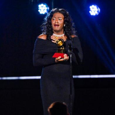 LAS VEGAS, NEVADA - NOVEMBER 17: Liniker accepts the Best MBP Album award for Indigo Borboleta Anil onstage during the Premiere Ceremony for The 23rd Annual Latin Grammy Awards on November 17, 2022 in Las Vegas, Nevada.   David Becker/Getty Images for The Latin Recording Academy/AFP (Photo by David Becker / GETTY IMAGES NORTH AMERICA / Getty Images via AFP)<!-- NICAID(15268989) -->