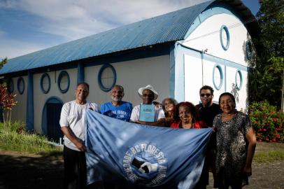 Porto Alegre, RS, Brasil, 17-11-2022: Antônio Carlos Côrtes, Gilmar dos Santos Afrausino, Jaime Benedito Alves Núncia, Janice Viegas Cunha, Maria Eunice da Silva, Sérgio Luiz Fonseca e Nara Beatriz Gomes Ferreira na Sociedade Floresta Aurora, no bairro Belém Velho, o mais antigo clube social negro do Brasil. Instituição, formada em 1872 por um grupo de negros alforriados com a intenção de prestar auxílio a outros negros e suas famílias, completa 150 anos em dezembro. Foto: Mateus Bruxel / Agência RBSIndexador: Mateus Bruxel<!-- NICAID(15268433) -->