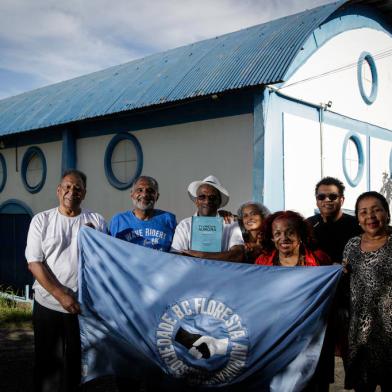 Porto Alegre, RS, Brasil, 17-11-2022: Antônio Carlos Côrtes, Gilmar dos Santos Afrausino, Jaime Benedito Alves Núncia, Janice Viegas Cunha, Maria Eunice da Silva, Sérgio Luiz Fonseca e Nara Beatriz Gomes Ferreira na Sociedade Floresta Aurora, no bairro Belém Velho, o mais antigo clube social negro do Brasil. Instituição, formada em 1872 por um grupo de negros alforriados com a intenção de prestar auxílio a outros negros e suas famílias, completa 150 anos em dezembro. Foto: Mateus Bruxel / Agência RBSIndexador: Mateus Bruxel<!-- NICAID(15268433) -->