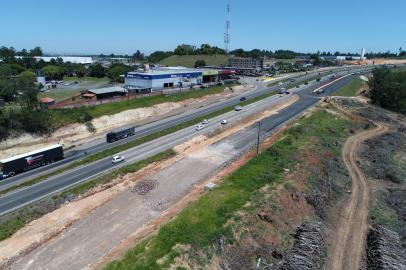 PORTO ALEGRE, RS, BRASIL, 18/11/2022- A Sultepa está realizando a construção de um viaduto e de uma passagem de nível no quilômetro 21 da RS-118, na região da RS-030 e Distrito Industrial de Gravataí. Foto: Lauro Alves  / Agencia RBS<!-- NICAID(15269166) -->