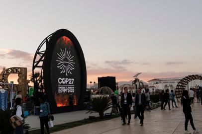 People walk at the green zone of the Sharm el-Sheikh International Convention Centre, during the COP27 climate conference in Egypts Red Sea resort city of the same name, on November 9, 2022. (Photo by Mohammed ABED / AFP)Editoria: SCILocal: Sharm el SheikhIndexador: MOHAMMED ABEDSecao: weather scienceFonte: AFPFotógrafo: STF<!-- NICAID(15259658) -->