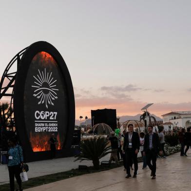 People walk at the green zone of the Sharm el-Sheikh International Convention Centre, during the COP27 climate conference in Egypts Red Sea resort city of the same name, on November 9, 2022. (Photo by Mohammed ABED / AFP)Editoria: SCILocal: Sharm el SheikhIndexador: MOHAMMED ABEDSecao: weather scienceFonte: AFPFotógrafo: STF<!-- NICAID(15259658) -->