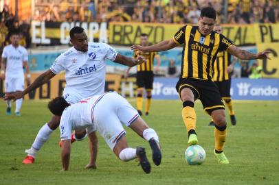 Uruguays Penarol forward Gabriel Matias Fernandez (R) vies for the ball with Uruguays Nacional defender Luis Felipe Carvalho (L) and Uruguays Nacional midfielder Paulo Matias Zunino during the Uruguayan Apertura 2019 tournament football match at the Campeon del Siglo stadium in Montevideo on May 11, 2019. (Photo by MIGUEL ROJO / AFP)<!-- NICAID(14078068) -->