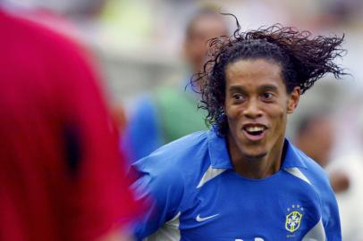 WC2002-MATCH57Brazilian midfielder Ronaldinho jubilates after he scored his teams second goal during the England/Brazil quarterfinal match of the FIFA 2002 Soccer World Cup, 21 June 2002 at Shizuoka Stadium Ecopa.  AFP PHOTO ANTONIO SCORZA Fonte: AFP Fotógrafo: ANTONIO SCORZA<!-- NICAID(884749) -->