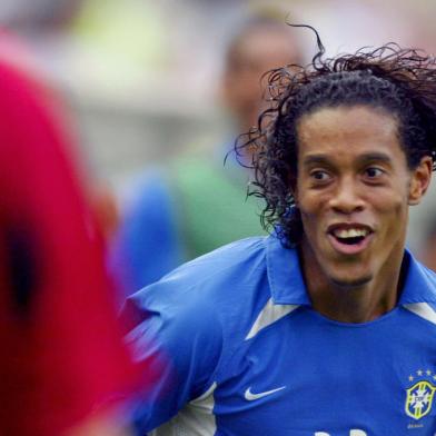 WC2002-MATCH57Brazilian midfielder Ronaldinho jubilates after he scored his teams second goal during the England/Brazil quarterfinal match of the FIFA 2002 Soccer World Cup, 21 June 2002 at Shizuoka Stadium Ecopa.  AFP PHOTO ANTONIO SCORZA Fonte: AFP Fotógrafo: ANTONIO SCORZA<!-- NICAID(884749) -->