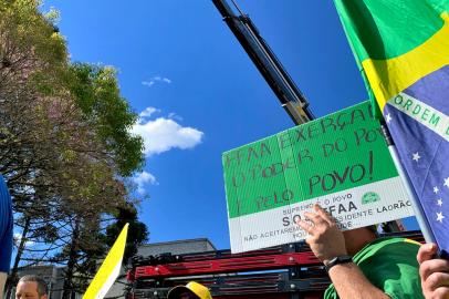 CAXIAS DO SUL, RS, BRASIL, 15/11/2022. Manifestantes continuam em frente ao Quartel em Caxias Do Sul neste feriado, 15 de novembro. (Neimar De Cesero/Agência RBS).<!-- NICAID(15265403) -->