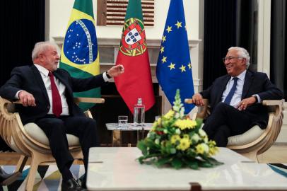 Brazilian president-elect Luiz Inacio Lula da Saolva (L) attends a meeting with Portuguese Prime minister Antonio Costa at the Sao Bento Palace in Lisbon on November 18, 2022. (Photo by CARLOS COSTA / AFP)Editoria: POLLocal: LisbonIndexador: CARLOS COSTASecao: diplomacyFonte: AFPFotógrafo: STR<!-- NICAID(15269866) -->