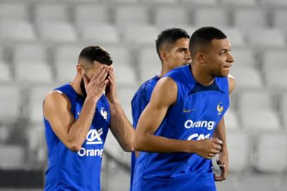 Frances forward Karim Benzema (L) reacts during a training session at the Jassim-bin-Hamad Stadium in Doha, ahead of the Qatar 2022 World Cup football tournament. Karim Benzema left a training session injured on November 19, 2022. - France forward Karim Benzema is to undergo medical tests after leaving training injured on November 19, 2022 ahead of the defending champions World Cup opener against Australia. The Real Madrid striker has been struggling with a thigh problem since October and has played less than half an hour of football in his clubs last six games. (Photo by FRANCK FIFE / AFP)<!-- NICAID(15270196) -->