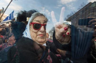 (FILES) In this file photo taken on August 04, 2016, Hebe de Bonafini, leader of the Mothers of Plaza de Mayo human rights organization, flashes the v sign as she leaves Plaza de Mayo square in Buenos Aires, Argentina. - Hebe de Bonafini, the historic president of the Argentine association Madres de Plaza de Mayo, formed during the dictatorship (1976-1983) to find out the fate of her children and other detainees disappeared by the military regime, died on November 20, 2022, at the age of 93, confirmed Vice President Cristina Fernández de Kirchner. (Photo by EITAN ABRAMOVICH / AFP)<!-- NICAID(15270513) -->