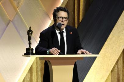 LOS ANGELES, CALIFORNIA - NOVEMBER 19: Michael J. Fox accepts the Jean Hersholt Humanitarian Award during the Academy of Motion Picture Arts and Sciences 13th Governors Awards at Fairmont Century Plaza on November 19, 2022 in Los Angeles, California.   Kevin Winter/Getty Images/AFP (Photo by KEVIN WINTER / GETTY IMAGES NORTH AMERICA / Getty Images via AFP)<!-- NICAID(15270748) -->