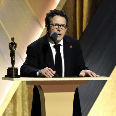 LOS ANGELES, CALIFORNIA - NOVEMBER 19: Michael J. Fox accepts the Jean Hersholt Humanitarian Award during the Academy of Motion Picture Arts and Sciences 13th Governors Awards at Fairmont Century Plaza on November 19, 2022 in Los Angeles, California.   Kevin Winter/Getty Images/AFP (Photo by KEVIN WINTER / GETTY IMAGES NORTH AMERICA / Getty Images via AFP)<!-- NICAID(15270748) -->