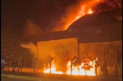 Um incêndio atingiu a Cooperativa Tritícola Caçapavana (Cotrisul), em Caçapava do Sul, na região central do Estado. Conforme o Corpo de Bombeiros, as chamas atingiram um depósito da cooperativa. <!-- NICAID(15270999) -->