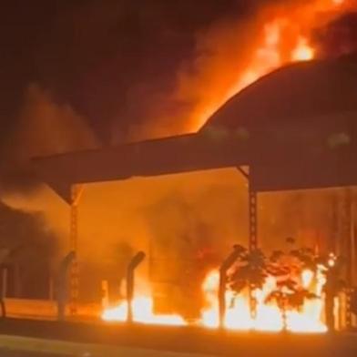 Um incêndio atingiu a Cooperativa Tritícola Caçapavana (Cotrisul), em Caçapava do Sul, na região central do Estado. Conforme o Corpo de Bombeiros, as chamas atingiram um depósito da cooperativa. <!-- NICAID(15270999) -->