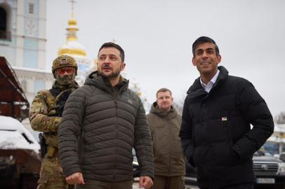 This handout picture taken and released by the Ukrainian presidential press service on November 19, 2022, shows Ukrainian President Volodymyr Zelensky and British Prime Minister Rishi Sunak visiting the exhibition of destroyed Russian military vehicles in Kyiv, amid Russias invasion of Ukraine. - British Prime Minister Rishi Sunak vowed his country would stand by Kyivs side until Ukraine has won during a meeting with Ukrainian President Volodymyr Zelensky. (Photo by Handout / UKRAINIAN PRESIDENTIAL PRESS SERVICE / AFP) / RESTRICTED TO EDITORIAL USE - MANDATORY CREDIT AFP PHOTO / Ukrainian Presidential Press-Service  - NO MARKETING NO ADVERTISING CAMPAIGNS - DISTRIBUTED AS A SERVICE TO CLIENTSEditoria: WARLocal: KyivIndexador: HANDOUTSecao: warFonte: UKRAINIAN PRESIDENTIAL PRESS SERFotógrafo: STR<!-- NICAID(15271091) -->