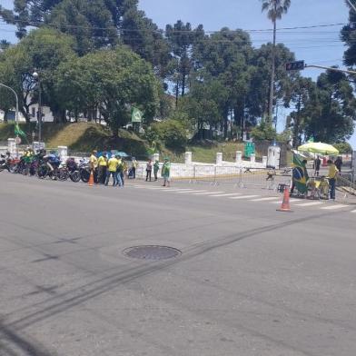 Após recomendação do MPF, grades são instaladas em frente ao quartel de Caxias e manifestantes ocupam outro ponto na Avenida Rio Branco<!-- NICAID(15270487) -->