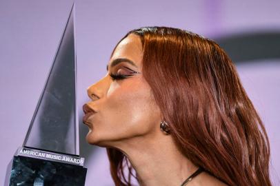 Brazilian singer Anitta poses with her Favorite Female Latin Artist award in the press room during the 50th Annual American Music Awards at the Microsoft Theater in Los Angeles, California, on November 20, 2022. (Photo by VALERIE MACON / AFP)<!-- NICAID(15271118) -->