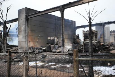 Nova Santa Rita, RS, Brasil, 21/11/2022 - Incêndio atinge fábrica de produtos químicos em Nova Santa Rita. Operação é montada para conter vazamento no local. - Foto: Ronaldo Bernardi/Agência RBS<!-- NICAID(15271203) -->