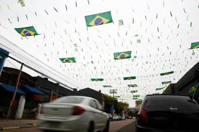 Porto Alegre, RS, Brasil, 21/11/2022- Rua Álvaro Chaves, no 4o Distrito, é decorada para torcida pela Seleção Brasileira na Copa do Mundo 2022. Foto: Jonathan Heckler / Agencia RBS<!-- NICAID(15271284) -->