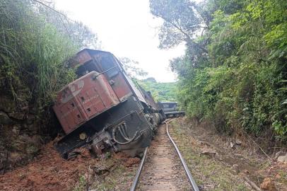 Um trem com 45 vagões descarrilhou na Ferrovia do Trigo, em Guaporé. Em cada um dos vagões estima-se que sejam transportados 60 mil litros de combustível. A FEPAM desloca uma equipe para avaliar os danos ao Meio Ambiente, já que há registro de vazamento.<!-- NICAID(15271341) -->