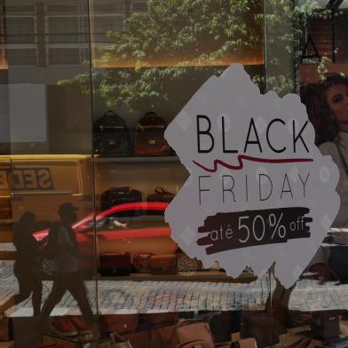 CAXIAS DO SUL, RS, BRASIL (24/11/2021)Vitrine das lojas que tem menção da Black Friday. (Antonio Valiente/Agência RBS)<!-- NICAID(14949369) -->