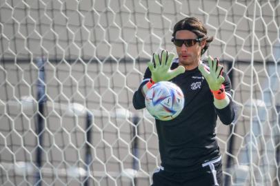 Switzerlands goalkeeper Yann Sommer, wearing special darker glasses, takes part in a training session at the University of Doha for Science and Technology training facilities in Doha on November 21, 2022, during the Qatar 2022 World Cup football tournament. (Photo by FABRICE COFFRINI / AFP)Editoria: SPOLocal: DohaIndexador: FABRICE COFFRINISecao: soccerFonte: AFPFotógrafo: STF<!-- NICAID(15271467) -->