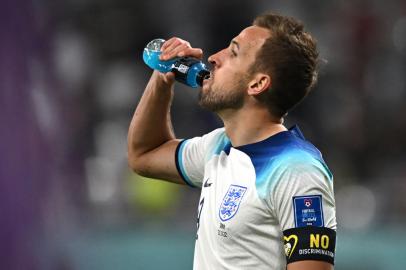 Englands forward #09 Harry Kane wearing an arm band takes a break during the Qatar 2022 World Cup Group B football match between England and Iran at the Khalifa International Stadium in Doha on November 21, 2022. (Photo by Paul ELLIS / AFP)<!-- NICAID(15271362) -->