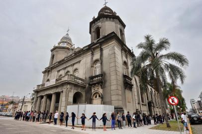 Catedral São Francisco de Paula em Pelotas, recebe abraço de estudantes. O evento faz parte da celebração da IV Semana Cultura, com programação diária até sexta-feira(25). A igreja é o marco zero de origem da cidade de Pelotas e sua importância religiosa, artística e cultural é orgulho dos pelotenses.<!-- NICAID(15271453) -->