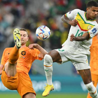 Netherlands defender #03 Matthijs De Ligt (C) fights for the ball with Senegals defender #14 Ismail Jakobs (2nd R) during the Qatar 2022 World Cup Group A football match between Senegal and the Netherlands at the Al-Thumama Stadium in Doha on November 21, 2022. (Photo by Glyn KIRK / AFP)<!-- NICAID(15271456) -->