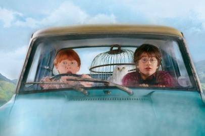 ACTOR DANIEL RADCLIFFE IN SCENE FROM NEW HARRY POTTER FILMActors Rupert Grint (L) and Daniel Radcliffe who stars as Harry Potter in the new Warner Bros. Pictures film Harry Potter and the Chamber of Secrets are shown in a scene in the flying Ford Anglia in this undated publicity photograph. The film, based on the popular Harry Potter novels opens worldwide November 15, 2002.  NO SALES  REUTERS/Warner Bros./Handout/FOR FEATURE LEISURE-POTTER Fonte: REUTERS Fotógrafo: HO<!-- NICAID(1563691) -->