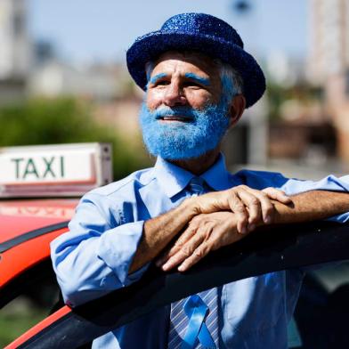 Porto Alegre, RS, Brasil, 18-11-2022: O taxista Newton Roberto Lopes Boa Nova, 69 anos, trabalha vestido de azul e com o carro decorado em novembro. A campanha Novembro Azul busca estimular a conscientização sobre a necessidade de realizar o exame para prevenir câncer de próstata. Foto: Mateus Bruxel / Agência RBSIndexador: Mateus Bruxel<!-- NICAID(15269112) -->