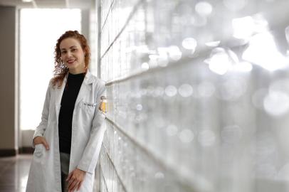 Porto Alegre, RS, Brasil, 21-11-2022: Núbia Regina Alencar de Freitas, médica e mestranda em Farmacologia, no Instituto de Ciências Básicas da Saúde (ICBS) da UFRGS. Natural de Belo Horizonte e radicada em Porto Alegre, ela foi premiada com recursos para custear viagem e hospedagem para participar de uma conferência sobre demência promovida pela Alzheimers Association em Nairóbi, no Quênia, em dezembro. A pesquisadora vai apresentar um pôster, com resumo da pesquisa que desenvolverá no mestrado, recém-iniciado na UFRGS. Foto: Mateus Bruxel / Agência RBSIndexador: Mateus Bruxel<!-- NICAID(15271710) -->