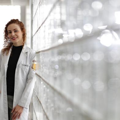 Porto Alegre, RS, Brasil, 21-11-2022: Núbia Regina Alencar de Freitas, médica e mestranda em Farmacologia, no Instituto de Ciências Básicas da Saúde (ICBS) da UFRGS. Natural de Belo Horizonte e radicada em Porto Alegre, ela foi premiada com recursos para custear viagem e hospedagem para participar de uma conferência sobre demência promovida pela Alzheimers Association em Nairóbi, no Quênia, em dezembro. A pesquisadora vai apresentar um pôster, com resumo da pesquisa que desenvolverá no mestrado, recém-iniciado na UFRGS. Foto: Mateus Bruxel / Agência RBSIndexador: Mateus Bruxel<!-- NICAID(15271710) -->