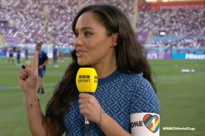 Alex Scott, ex-jogadora e comentarista inglesa, usa braçadeira One Love após bloqueio da Fifa aos jogadores<!-- NICAID(15271743) -->