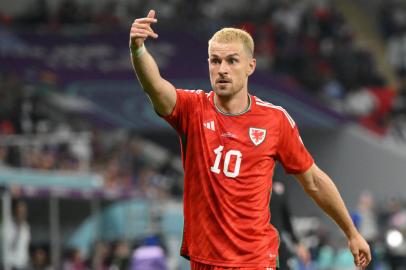 Wales midfielder #10 Aaron Ramsey gestures during the Qatar 2022 World Cup Group B football match between USA and Wales at the Ahmad Bin Ali Stadium in Al-Rayyan, west of Doha on November 21, 2022. (Photo by NICOLAS TUCAT / AFP)Editoria: SPOLocal: DohaIndexador: NICOLAS TUCATSecao: soccerFonte: AFPFotógrafo: STF<!-- NICAID(15271768) -->