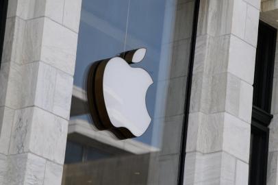 (FILES) In this file photo taken on September 14, 2021 the Apple logo is seen at the entrance of an Apple store in Washington, DC. - An SUV crashed into an Apple store in a Boston suburb on November 21, 2022, killing one person and injuring 16 others in an unthinkable incident, officials said. (Photo by Nicholas Kamm / AFP)<!-- NICAID(15271890) -->