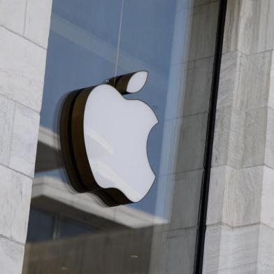 (FILES) In this file photo taken on September 14, 2021 the Apple logo is seen at the entrance of an Apple store in Washington, DC. - An SUV crashed into an Apple store in a Boston suburb on November 21, 2022, killing one person and injuring 16 others in an unthinkable incident, officials said. (Photo by Nicholas Kamm / AFP)<!-- NICAID(15271890) -->