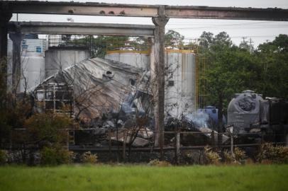 NOVA SANTA RITA, RS, BRASIL - 2022.11.21 - Trabalho para conter vazamento após incêndio na empresa Dorf Ketal, em Nova Santa Rita. O vazamento atingiu córrego vizinho à fábrica. (Foto: André Ávila/ Agência RBS)<!-- NICAID(15271506) -->