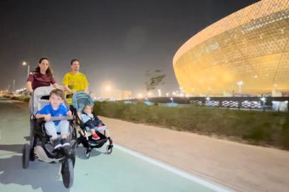 Família que mora ao lado do estádio Lusail. Foto: Tiago Cirqueira / RBS TV<!-- NICAID(15271461) -->