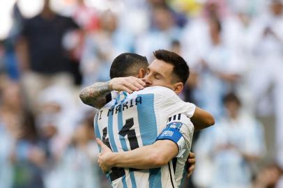 Argentinas forward #10 Lionel Messi (R) celebrates with Argentinas midfielder #11 Angel Di Maria after scoring his teams first goal during the Qatar 2022 World Cup Group C football match between Argentina and Saudi Arabia at the Lusail Stadium in Lusail, north of Doha on November 22, 2022. (Photo by Khaled DESOUKI / AFP)Editoria: SPOLocal: DohaIndexador: KHALED DESOUKISecao: soccerFonte: AFPFotógrafo: STF<!-- NICAID(15272198) -->