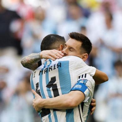 Argentinas forward #10 Lionel Messi (R) celebrates with Argentinas midfielder #11 Angel Di Maria after scoring his teams first goal during the Qatar 2022 World Cup Group C football match between Argentina and Saudi Arabia at the Lusail Stadium in Lusail, north of Doha on November 22, 2022. (Photo by Khaled DESOUKI / AFP)Editoria: SPOLocal: DohaIndexador: KHALED DESOUKISecao: soccerFonte: AFPFotógrafo: STF<!-- NICAID(15272198) -->