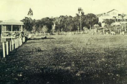 Campo da Baixada. Foto do período de 1904 e 1911.<!-- NICAID(15272230) -->