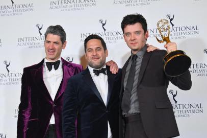 50th International Emmy AwardsProducers Jamie Campbell, Ben Taylor and actor Asa Butterfield pose with the award for Best Comedy for Sex Education during the 50th International Emmy Awards at the New York Hilton Hotel in New York City on November 21, 2022. (Photo by ANGELA WEISS / AFP)Editoria: ACELocal: New YorkIndexador: ANGELA WEISSSecao: celebrityFonte: AFPFotógrafo: STF<!-- NICAID(15272246) -->