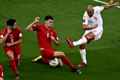 Denmarks defender #06 Andreas Christensen (C) fights for the ball with Tunisias forward #09 Issam Jebali (R) during the Qatar 2022 World Cup Group D football match between Denmark and Tunisia at the Education City Stadium in Al-Rayyan, west of Doha on November 22, 2022. (Photo by Jewel SAMAD / AFP)Editoria: SPOLocal: DohaIndexador: JEWEL SAMADSecao: soccerFonte: AFPFotógrafo: STF<!-- NICAID(15272276) -->