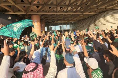 Torcida saudita vai à loucura após vitória contra a Argentina: É a maior emoção das nossas vida. Fãs da Arábia Saudita promoveram intensa comemoração em Lusail após vitória surpreendente nesta terça (22). Foto: Rodrigo Oliveira / Agência RBS<!-- NICAID(15272307) -->