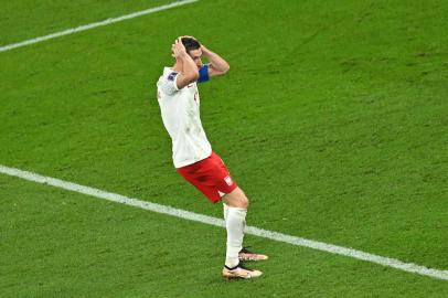 Polands forward #09 Robert Lewandowski reacts after Mexicos goalkeeper #13 Guillermo Ochoa stopped his penalty kick during the Qatar 2022 World Cup Group C football match between Mexico and Poland at Stadium 974 in Doha on November 22, 2022. (Photo by Glyn KIRK / AFP)Editoria: SPOLocal: DohaIndexador: GLYN KIRKSecao: soccerFonte: AFPFotógrafo: STR<!-- NICAID(15272592) -->