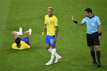 Brazils forward Neymar winks at Iranian referee Alireza Faghani (R) during the Russia 2018 World Cup Group E football match between Serbia and Brazil at the Spartak Stadium in Moscow on June 27, 2018. (Photo by Alexander NEMENOV / AFP) / RESTRICTED TO EDITORIAL USE - NO MOBILE PUSH ALERTS/DOWNLOADSEditoria: SPOLocal: MoscowIndexador: ALEXANDER NEMENOVSecao: soccerFonte: AFPFotógrafo: STF<!-- NICAID(15272602) -->