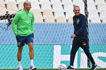 Brazils coach Tite (R) and Brazils forward Richarlison (L) walk on the field during a stadium familiarisation at the Lusail Stadium in Lusail, north of Doha, on November 21, 2022 during the Qatar 2022 World Cup football tournament. (Photo by NELSON ALMEIDA / AFP)<!-- NICAID(15272682) -->