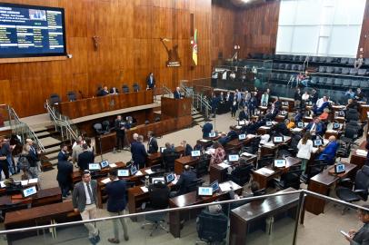 A Assembleia Legislativa aprovou, nesta terça-feira (22), a flexibilização da Lei Kiss, que trata da proteção e prevenção contra incêndio no Rio Grande do Sul. Com as mudanças trazidas pelo projeto de lei complementar, um conjunto de 991 diferentes tipos de empresas não precisarão mais emitir os alvarás de incêndio junto aos Bombeiros antes de abrir as portas.<!-- NICAID(15272982) -->