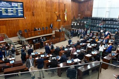 A Assembleia Legislativa aprovou, nesta terça-feira (22), a flexibilização da Lei Kiss, que trata da proteção e prevenção contra incêndio no Rio Grande do Sul. Com as mudanças trazidas pelo projeto de lei complementar, um conjunto de 991 diferentes tipos de empresas não precisarão mais emitir os alvarás de incêndio junto aos Bombeiros antes de abrir as portas.<!-- NICAID(15272982) -->